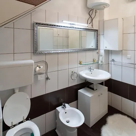 Coli Apatrman Viola Apartment Bakar