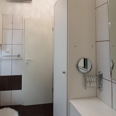 Coli Apatrman Viola Apartment Bakar