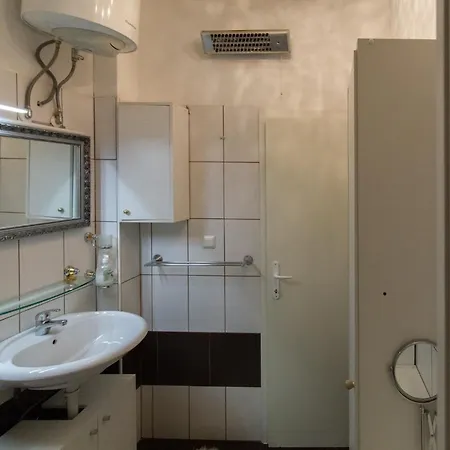 Coli Apatrman Viola Apartament Bakar