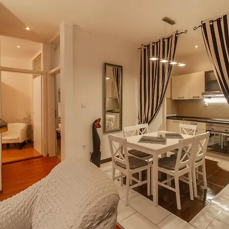 Coli Apatrman Viola شقة *